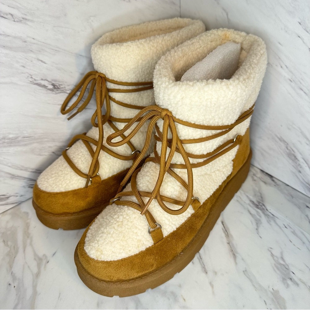 NWOT Sherpa Lace Up Platform Boots – Camel – Size 10